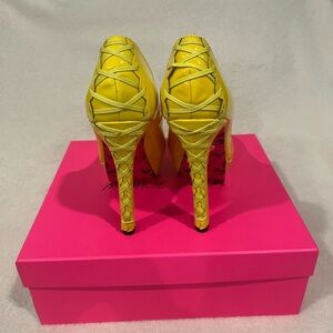 Betsy Johnson Ditan yellow heels